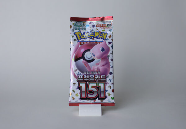 Koreanska Scarlet & Violet 151 booster pack, fotograferat framifrån. Paktet är vitt och rosa, med en rosa Mew och en pokéboll,